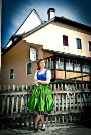 Mädchen im grün-blauen Dirndl in der Steiermark vo